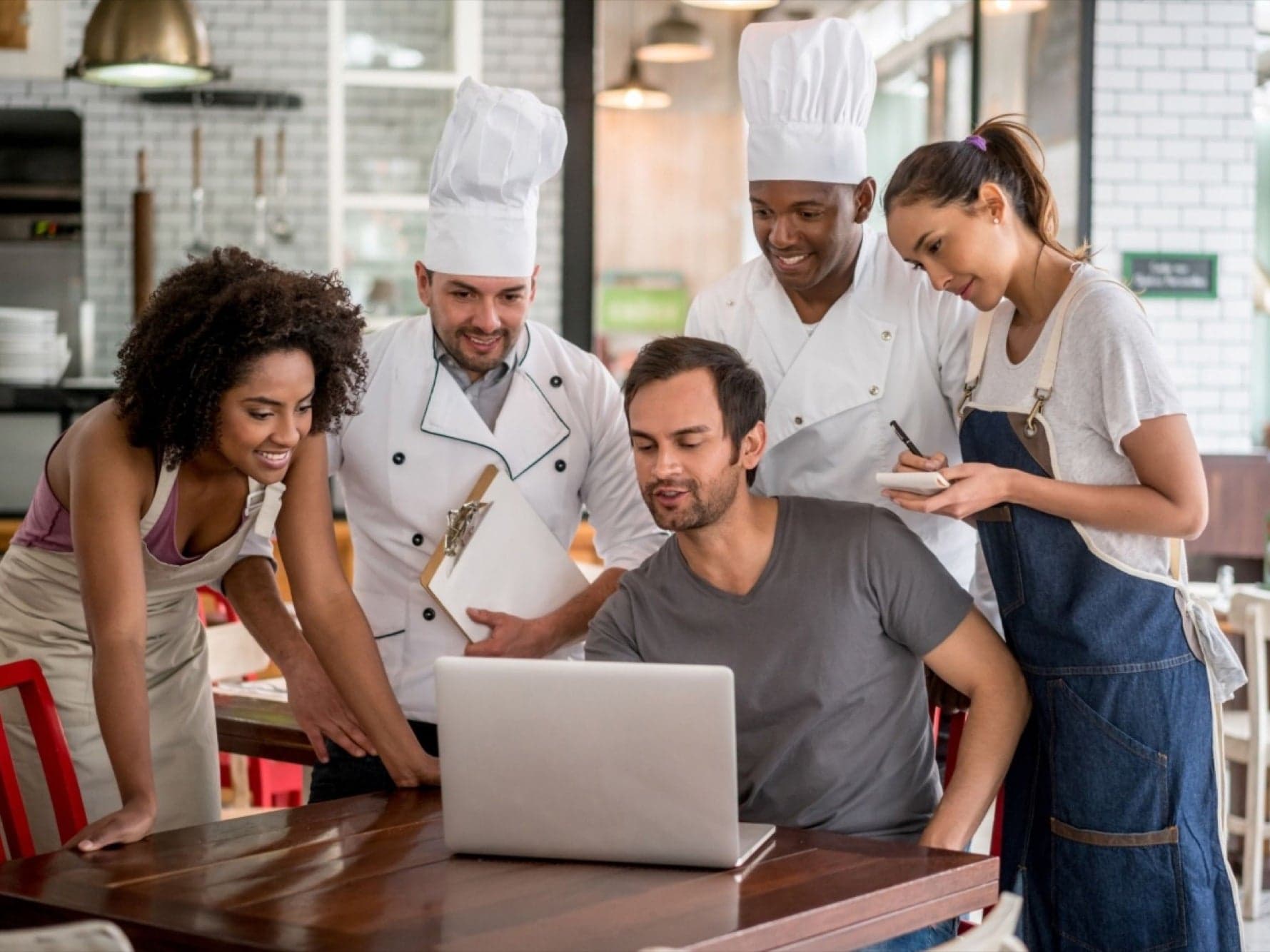 Manager de restaurante gestionando una situación de urgencia
